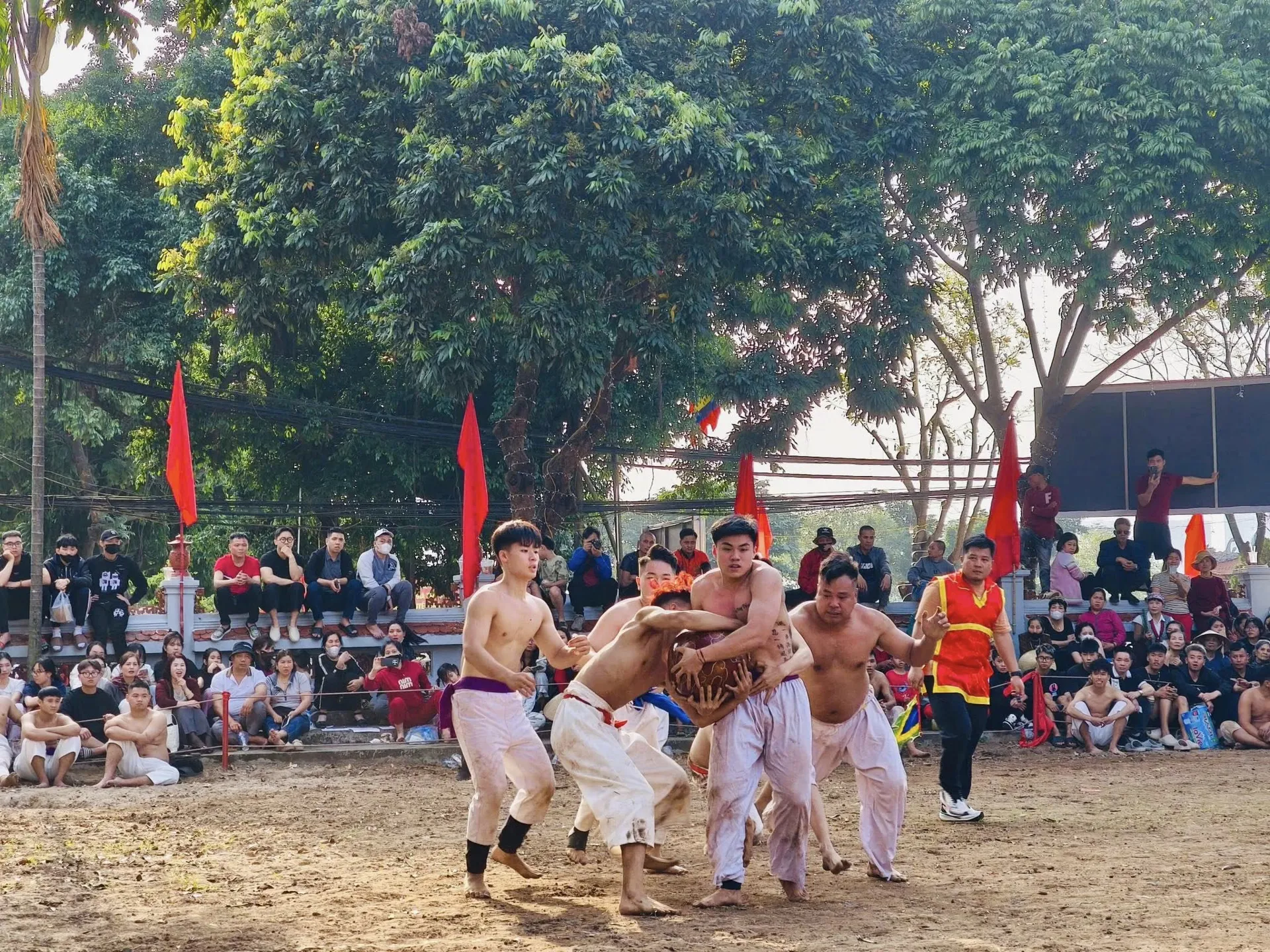 Phường Lĩnh Nam tổ chức nhiều hoạt động văn hóa - thể thao đầu xuân Bính Ngọ