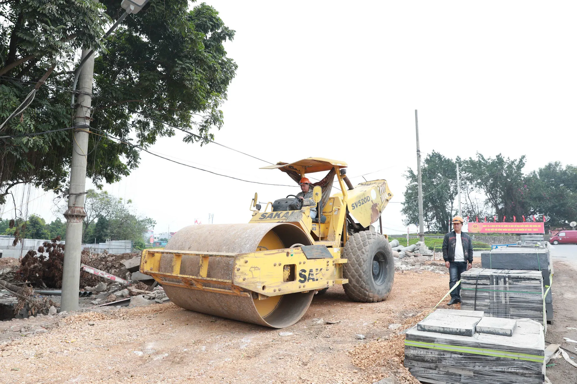 Thường trực Đảng ủy phường Vĩnh Hưng kiểm tra tiến độ dự án nâng cấp, mở rộng đường Lĩnh Nam