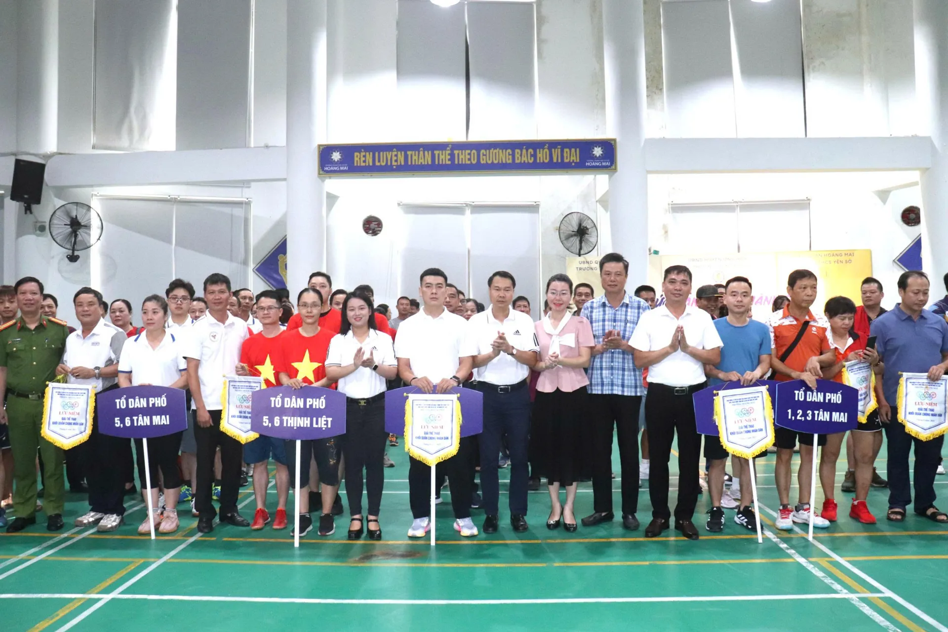 Hơn 150 vận động viên phường Hoàng Mai tranh tài giải kéo co và bóng bàn