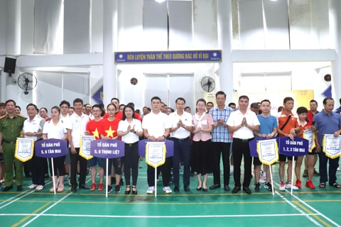 Hơn 150 vận động viên phường Hoàng Mai tranh tài giải kéo co và bóng bàn
