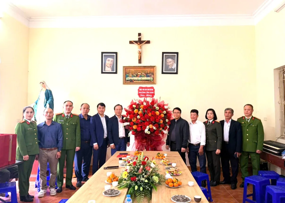 Thắt chặt tình đoàn kết với cộng đồng giáo dân phường Lĩnh Nam