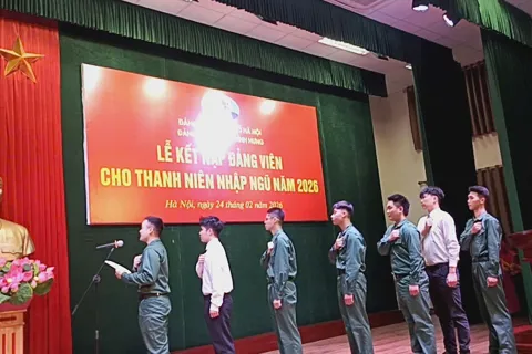 Thường trực Đảng ủy phường Vĩnh Hưng tổ chức lễ kết nạp Đảng viên và gặp mặt tân binh nhập ngũ năm 2026