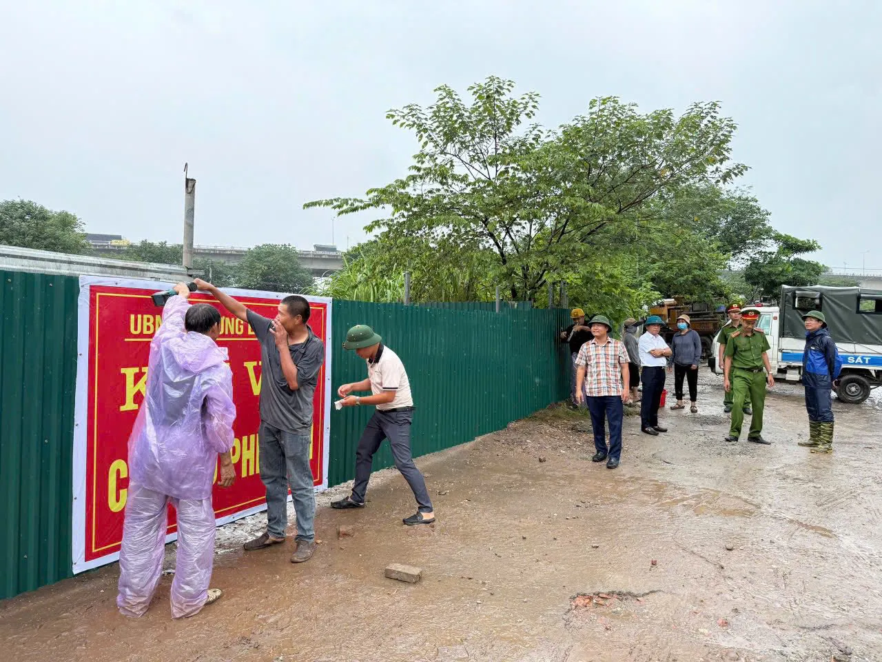 Phường Lĩnh Nam quyết liệt ngăn đổ trộm phế thải dưới gầm cầu Thanh Trì