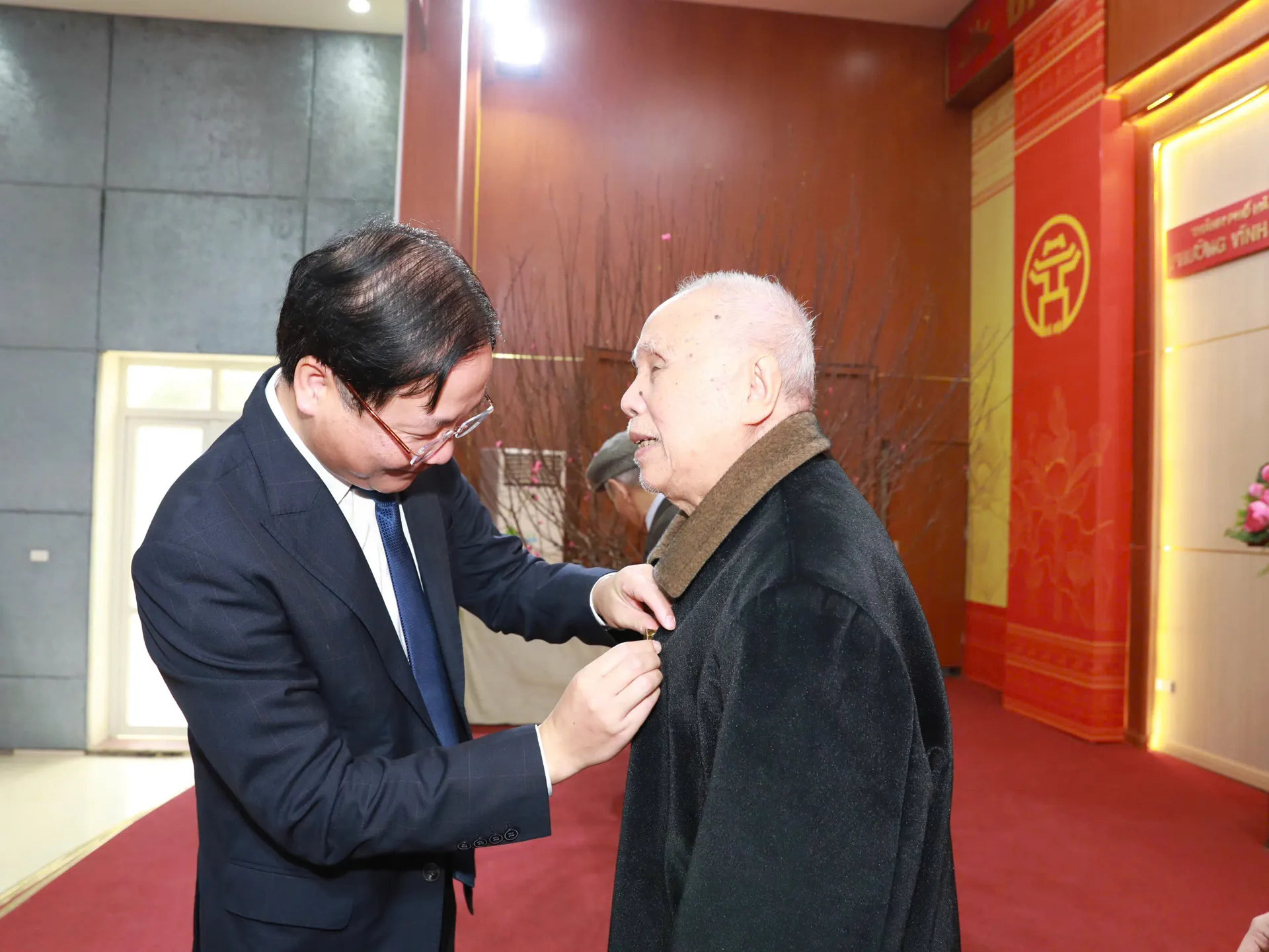 58 đảng viên phường Vĩnh Hưng được trao tặng Huy hiệu Đảng