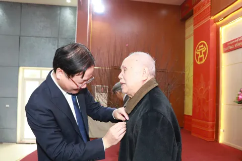 58 đảng viên phường Vĩnh Hưng được trao tặng Huy hiệu Đảng