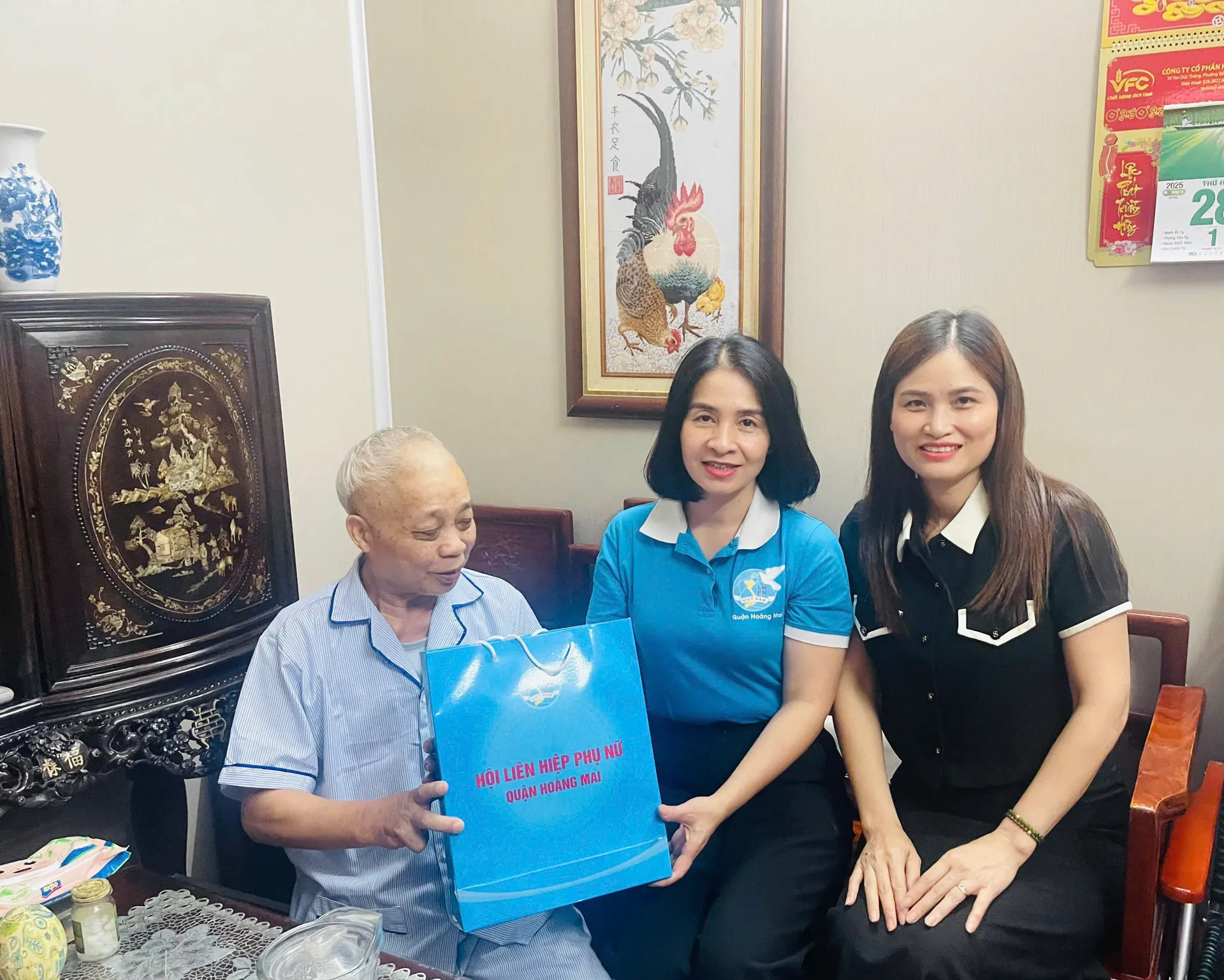 Quận Hoàng Mai tặng 50 suất quà cho Mẹ Việt Nam anh hùng, gia đình chính sách