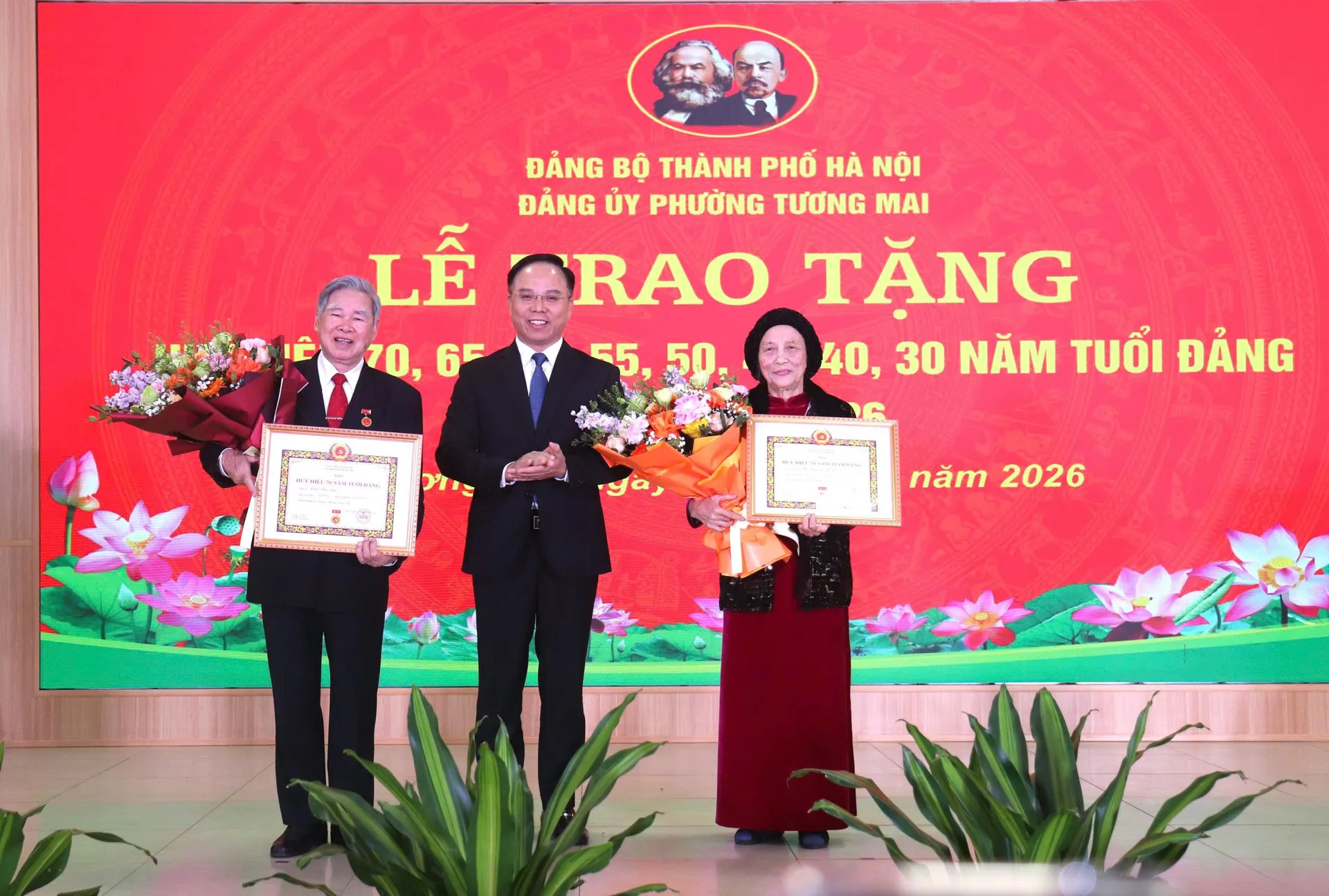 147 đảng viên phường Tương Mai vinh dự nhận Huy hiệu Đảng