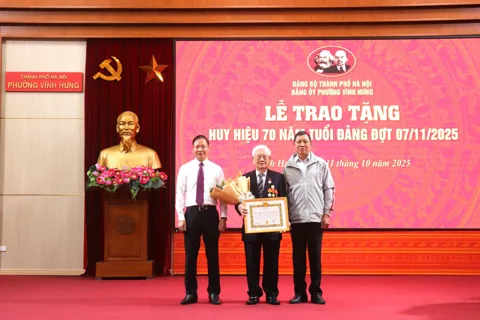 Phường Vĩnh Hưng trao tặng, truy tặng 37 Huy hiệu Đảng