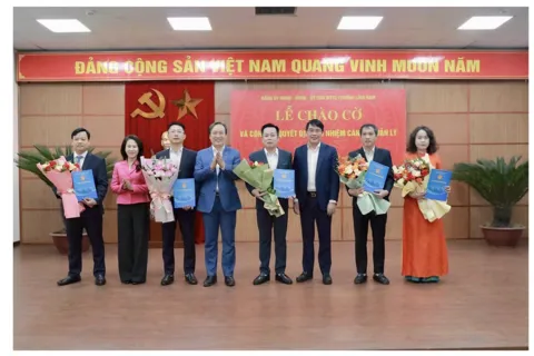 Phường Lĩnh Nam công bố 5 quyết định bổ nhiệm cán bộ