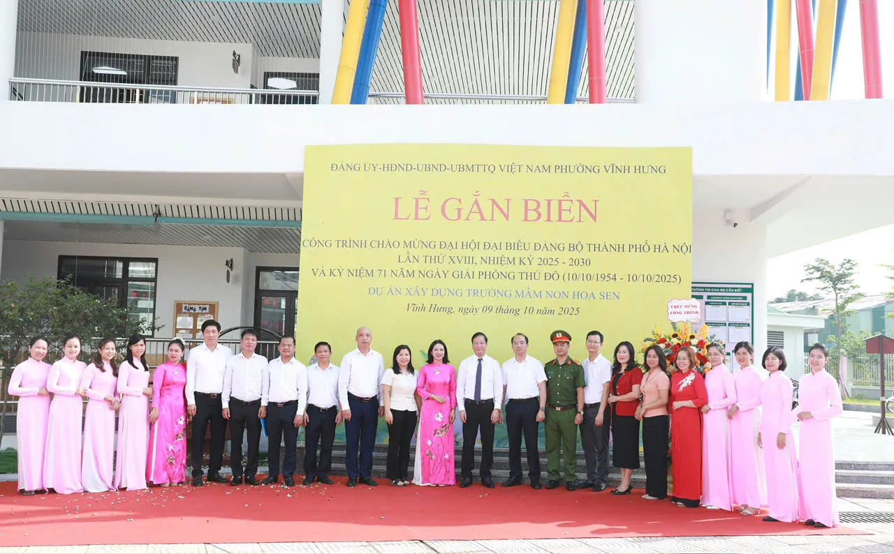Phường Vĩnh Hưng gắn biển 2 công trình chào mừng Đại hội Đảng TP Hà Nội