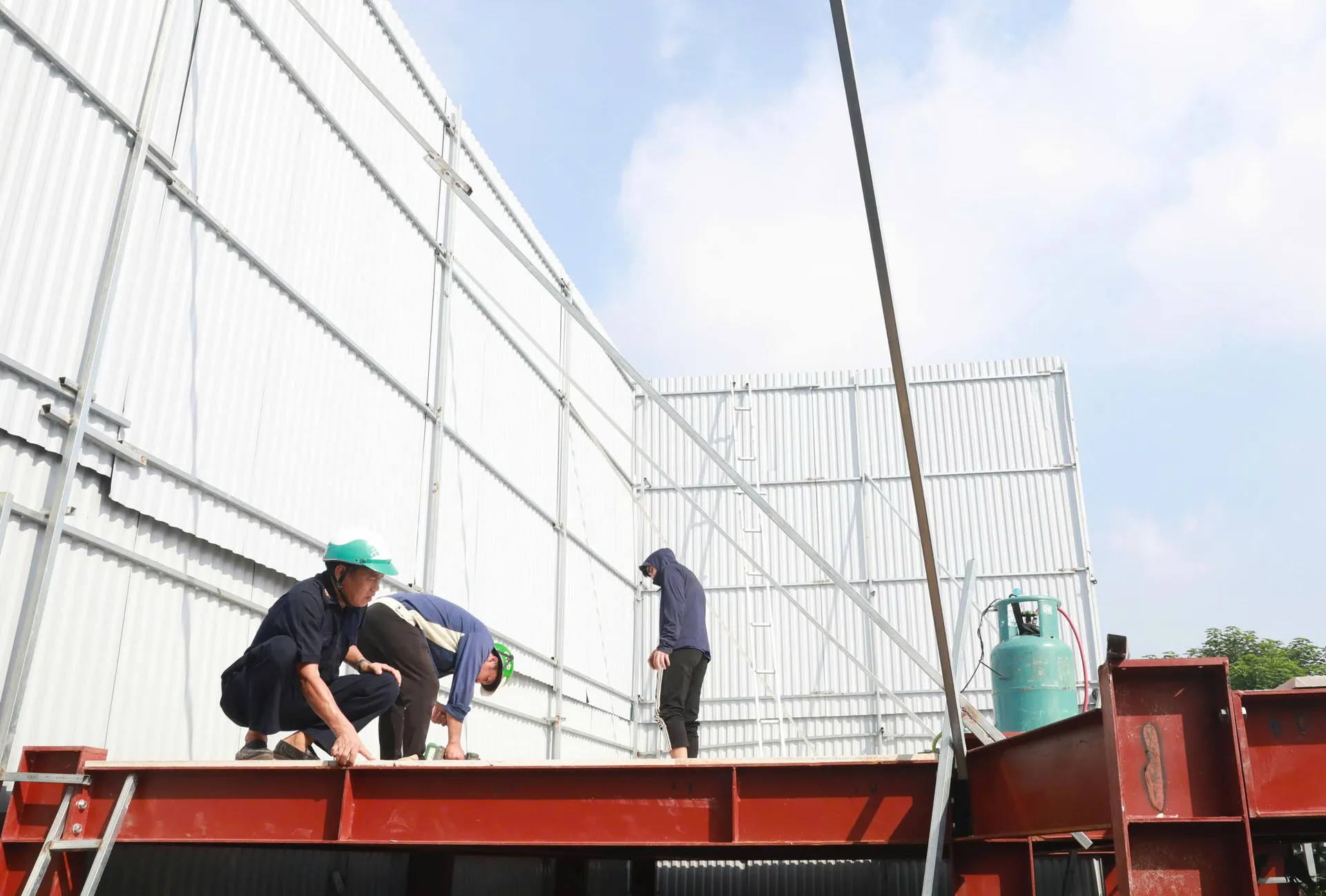 Phường Định Công ra quân xử lý vi phạm về trật tự xây dựng