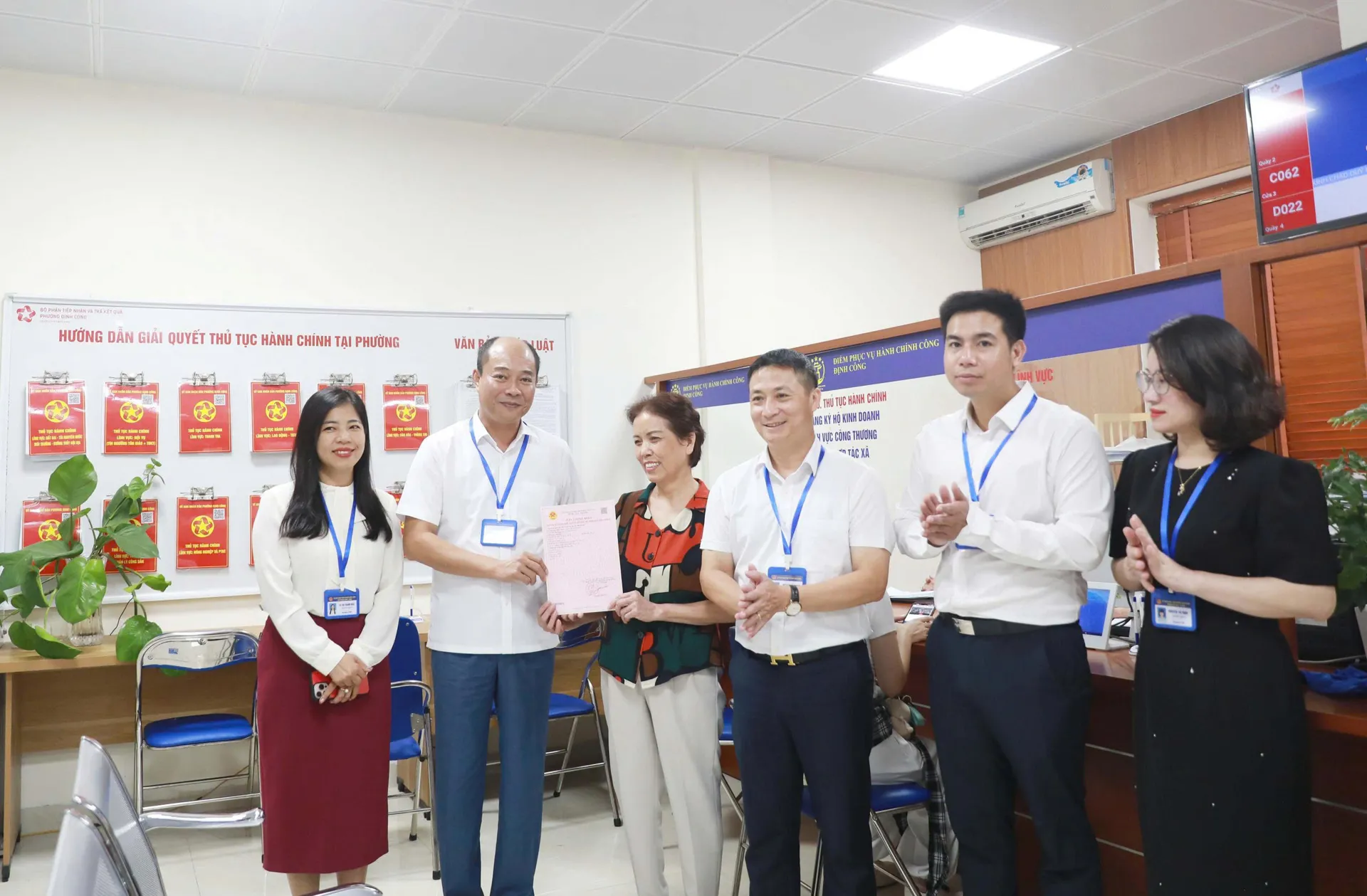 Phường Định Công trao sổ đỏ đầu tiên sau khi vận hành chính quyền hai cấp