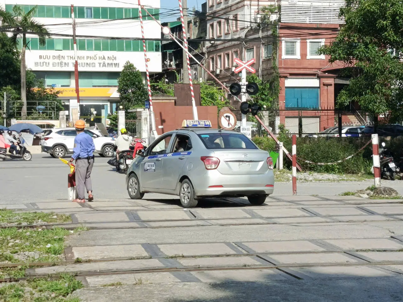 Tai nạn rình rập từ lối đi dân sinh qua đường sắt ở Định Công
