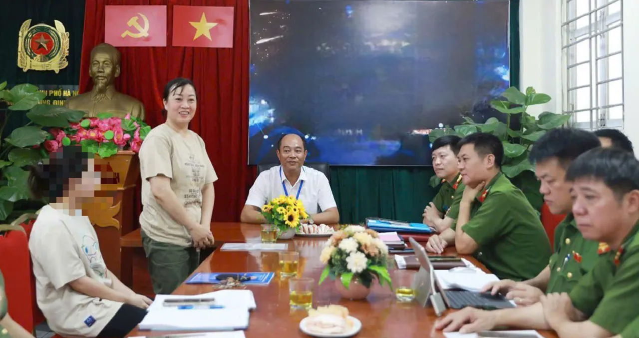 Nữ sinh phường Định Công được giải cứu tại cửa khẩu Mộc Bài cám ơn các đơn vị Công an