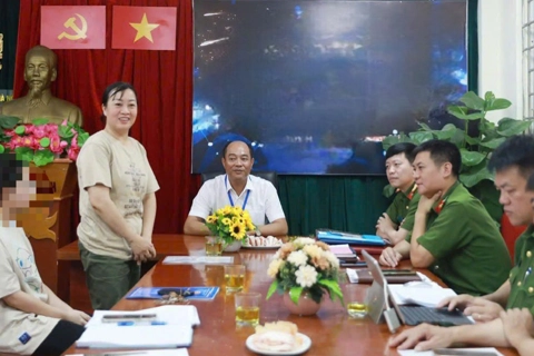 Nữ sinh phường Định Công được giải cứu tại cửa khẩu Mộc Bài cám ơn các đơn vị Công an
