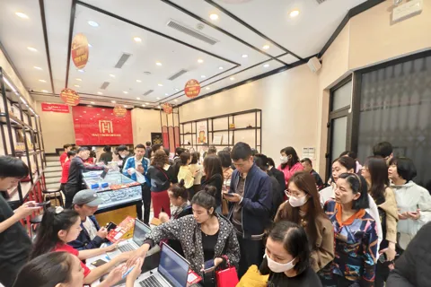 Livestream, vàng mini và máy bán vàng tự động khuấy đảo thị trường ngày Thần tài